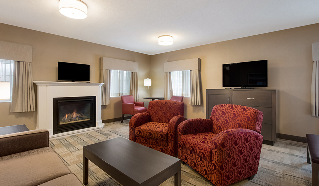 A hotel suite with a king-sized bed at Best Western Colonel Butler Inn in Niagara-on-the-Lake.