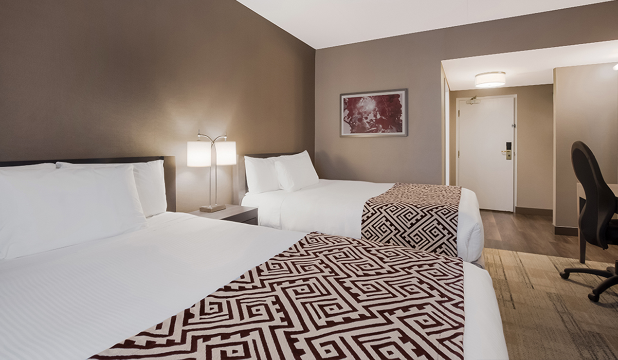 A hotel suite with a queen-sized bed at Best Western Colonel Butler Inn in Niagara-on-the-Lake.